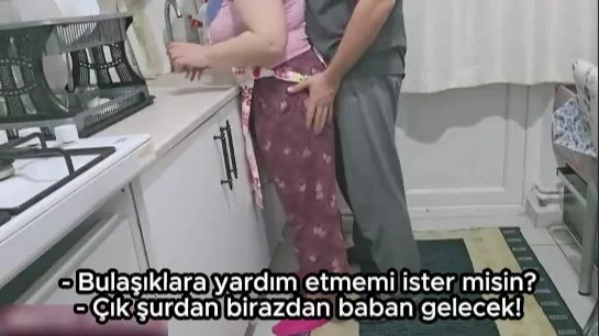 Mutfaktaki üvey annesine arkadan dayayarak sikiyor – Türkçe konuşmalı